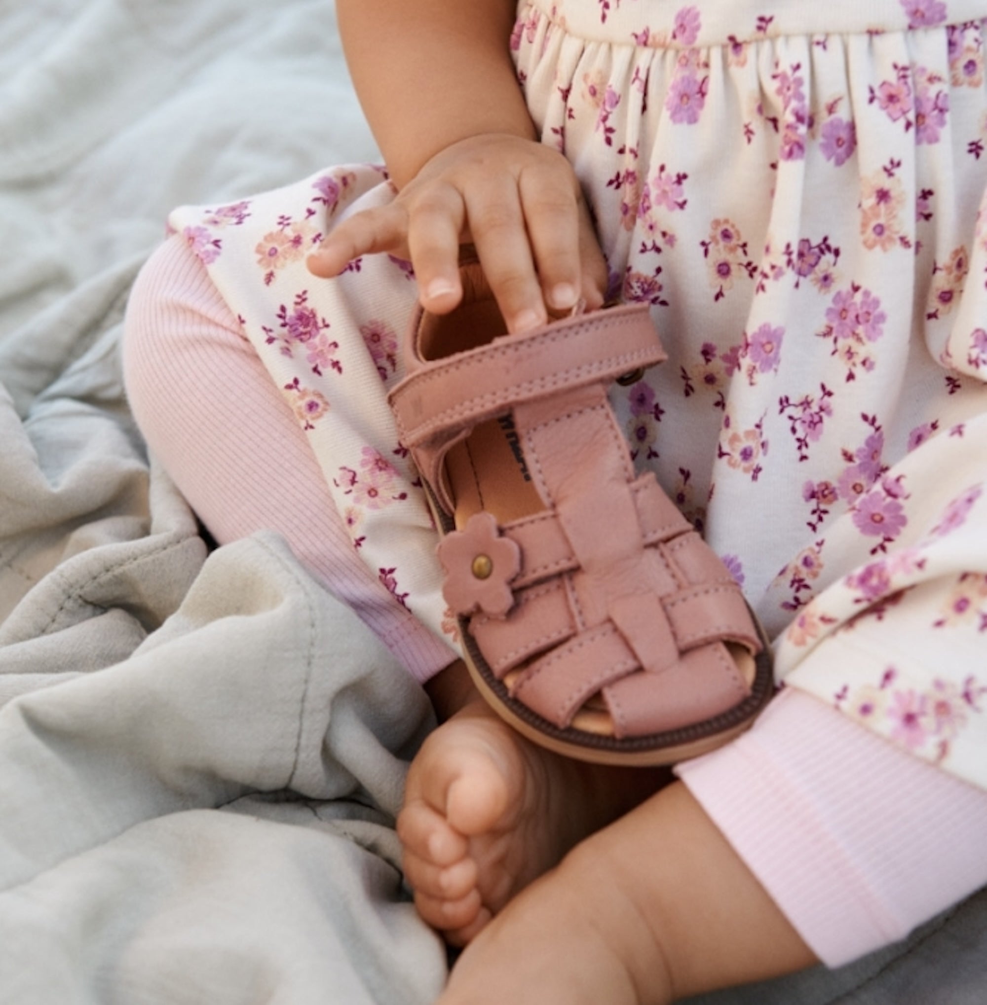 wheat-sky-lauflernsandale-old-rose-leder-blume-baby image 4