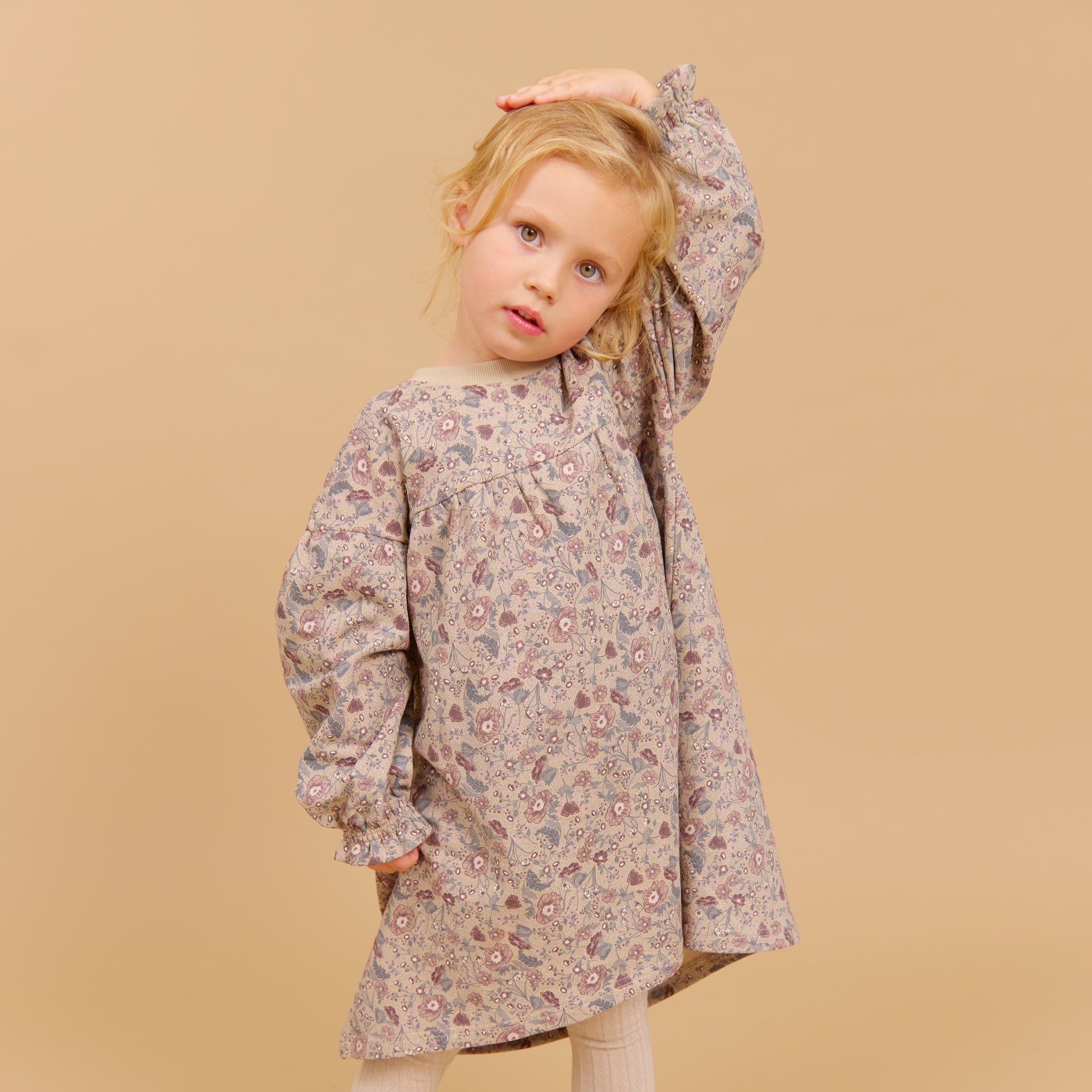 wheat-lilja-sweatkleid-soft-sand-flowers-bio-baumwolle image 1